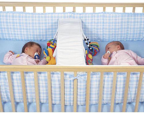 Bērnu gultiņas dvīņiem.